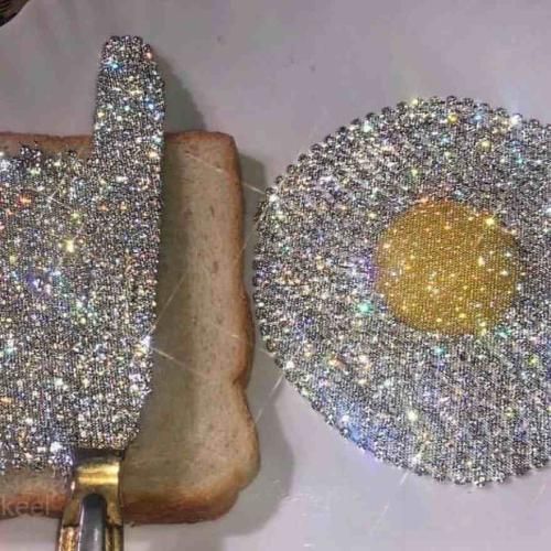 دوتا پنجره اسیر پشت ی دیوار سنگی