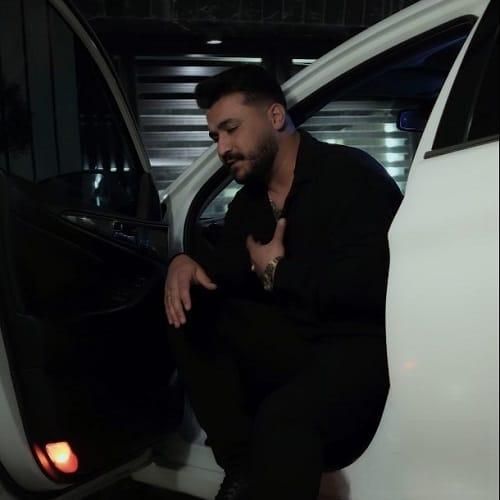 رضا کرمی تارا زﻧﺪﮔﻴﻢ ﺧﻮرده ﮔﺮه ﺑﺎ او ﭼﺸﺎی ﺑﻰ ﺻﺎﺣﺒﺖ