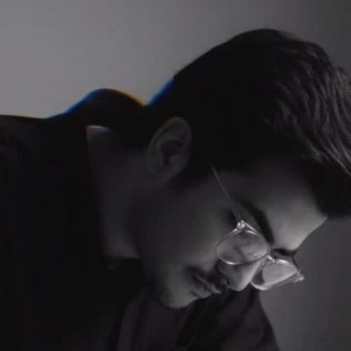 دانلود آهنگ غمگینم مثل معتاده رو به ترک با صدای اهورا